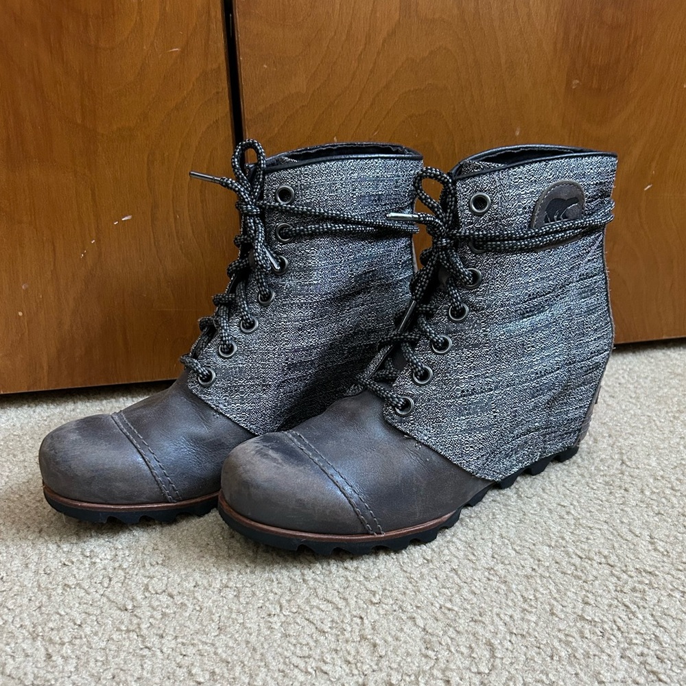 Silver/gray sorel Joan of arctic wedge boots women’s size 12